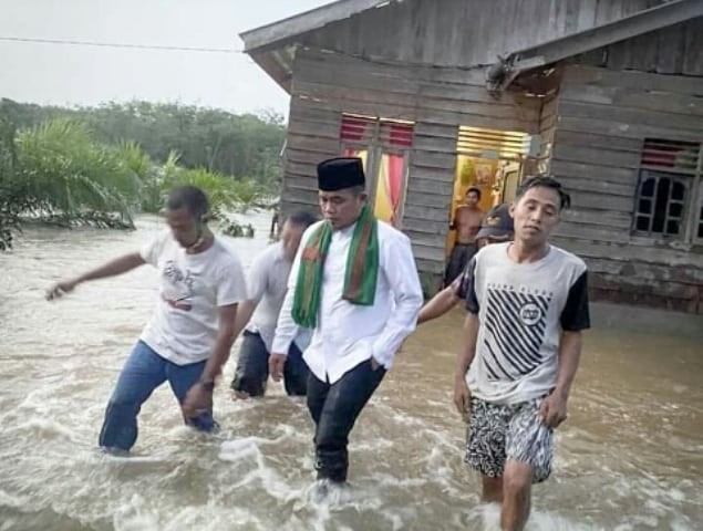 Bupati Pelalawan H. Zukri Meninjau Langsung Rumah Warga Yang Terdampak Banjir Di Kecamatan Bunut
