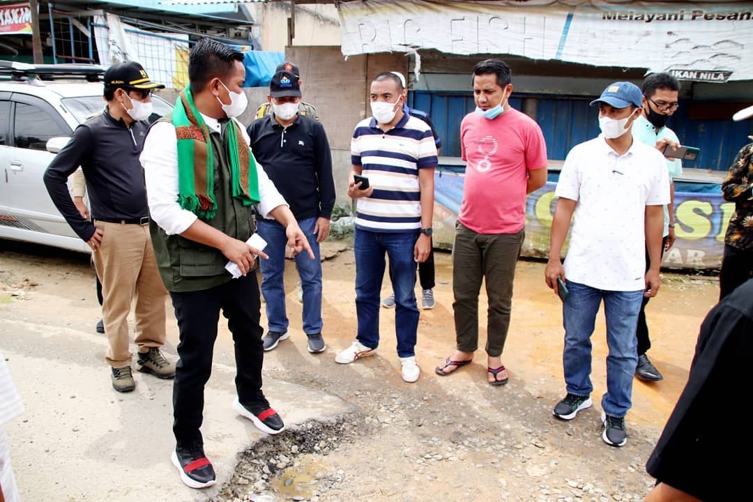 Gercep Bolo Kampung, Bupati Pelalawan H. Zukri Bersama OPD Terkait Meluncur Kelapangan Untuk Meninjau Jalan Yang Rusak Parah Dan Berlobang.