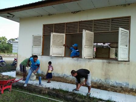 KNPI Kecamatan Pelalawan Gotong Royong Menjelang Mandi Belimau Sultan.