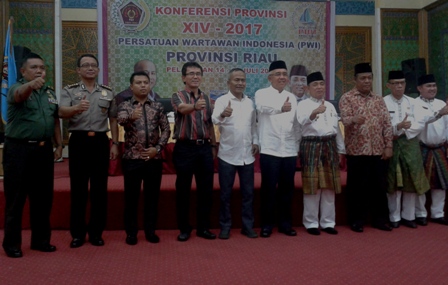 Bupati H.M.Harris Dampingi Gubri Buka Konferensi PWI Riau Ke XIV