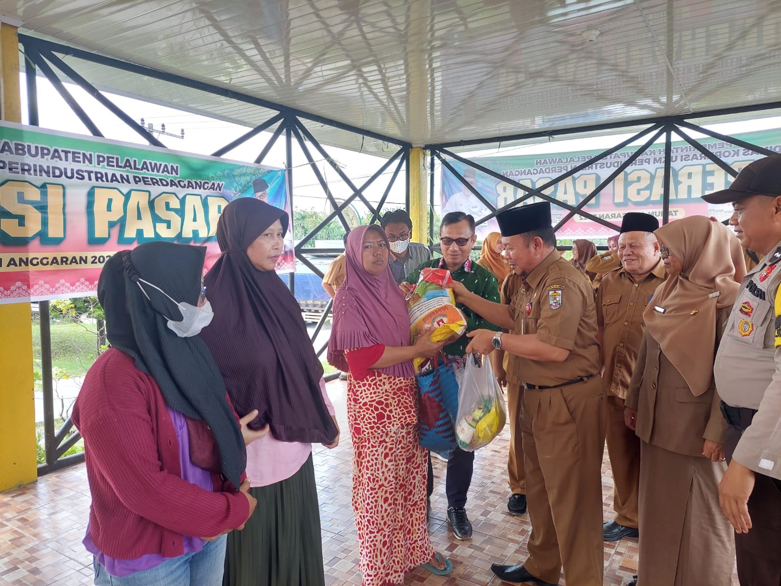 Tekan Laju Inflasi, Pemkab Pelalawan Laksanakan Operasi Pasar di 6 Titik Kecamatan.