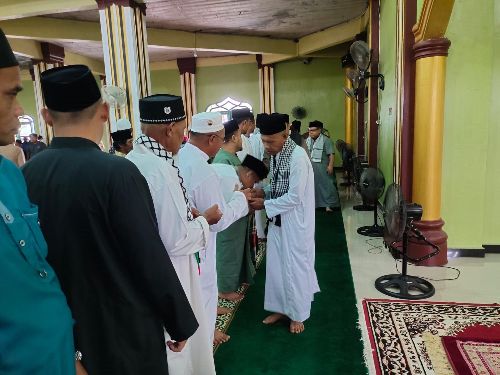 Camat Bandar Petalangan Ikuti Shalat Idul Adha di Masjid  At-Taqwa 